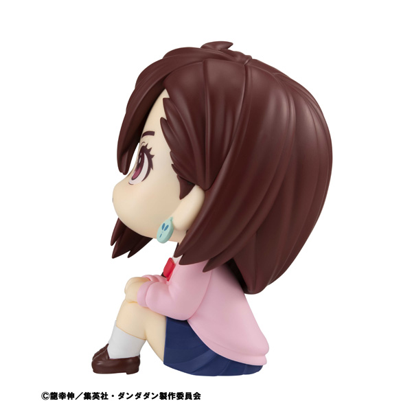 横から見たるかっぷモモ、頭髪と座った脚の広がり