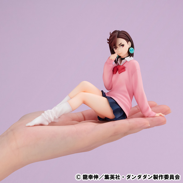 手の上にモモを乗せたメーカーのサイズ感見本