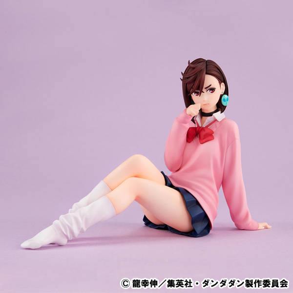 片手を顔に添え、脚を横に伸ばして座るモモの正面見本