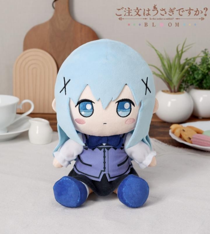 水色の髪とラビットハウスの制服を着たチノのおすわりぬいぐるみの公式商品写真