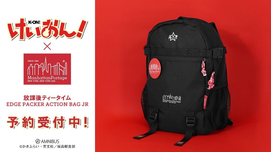 けいおん！とManhattan Portageのコラボバッグ全体。黒い本体にHTT刺繍と赤い付属缶バッジ。