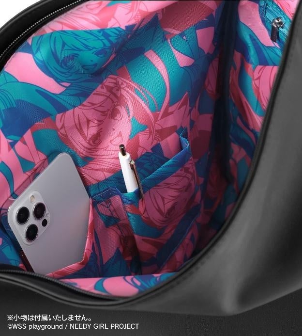 ピンクと水色の内生地と収納ポケットの公式見本。スマートフォンとペンは付属しない撮影小物。