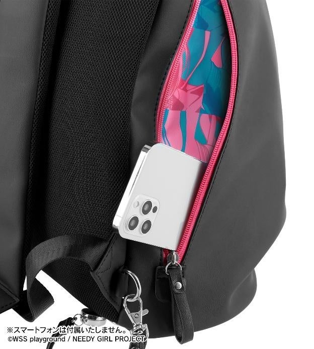バックパック右側面のピンクのファスナーとスマートフォンを置いた取り出し例。スマートフォンは付属しない。